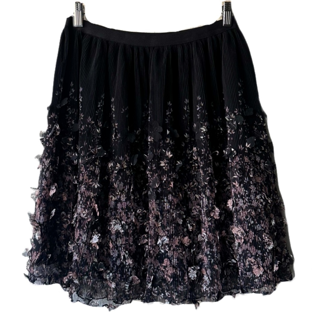 🌸 Black & Pink Pleated Floral Skirt – Feminine & Flowy Charm! 🦋